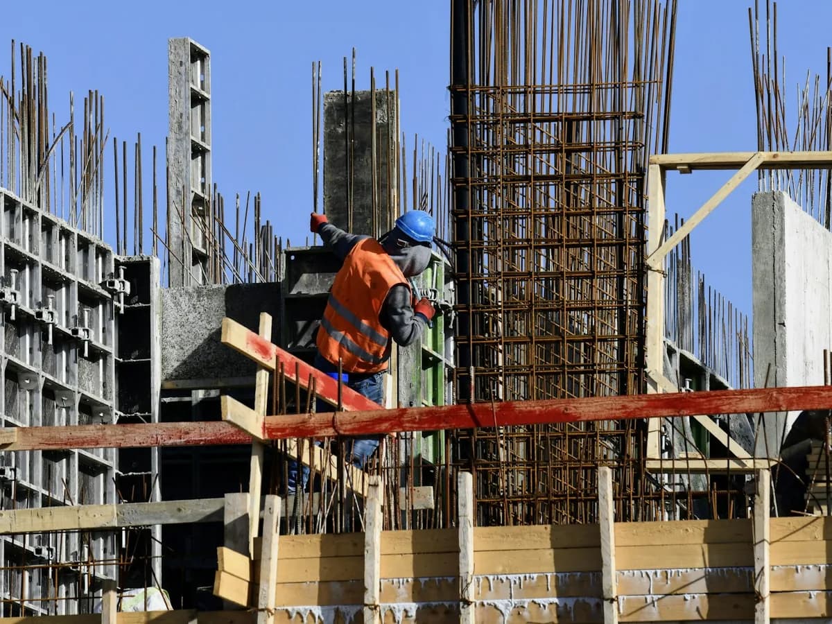 Vakman aan het werk op een bouwplaats