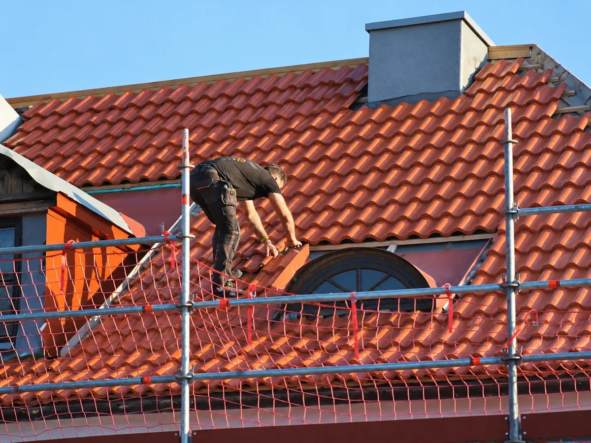 Dakdekker aan het werk op een woning
