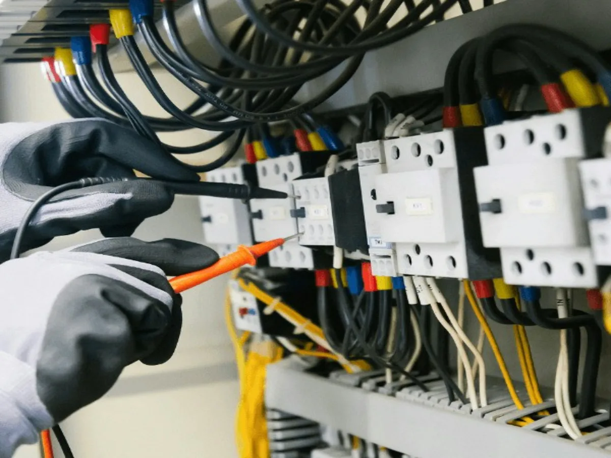 Elektricien aan het werk in een schakelpaneel